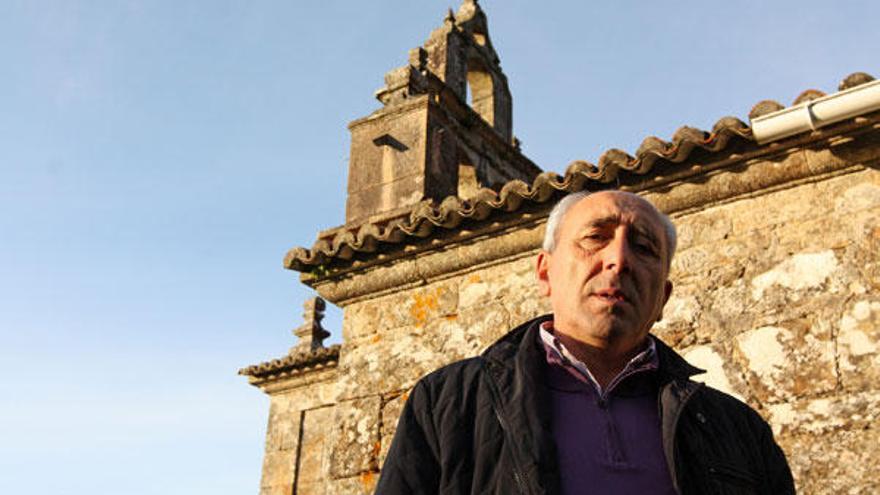 El estradense Luis Ferro, junto al reloj de sol de la iglesia de Paradela, datado en 1776.  // Bernabé / Cris M.V.