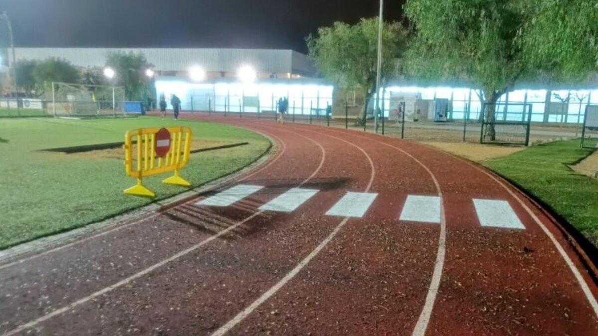 Der Zebrastreifen auf der Leichtathletikbahn von Campos.