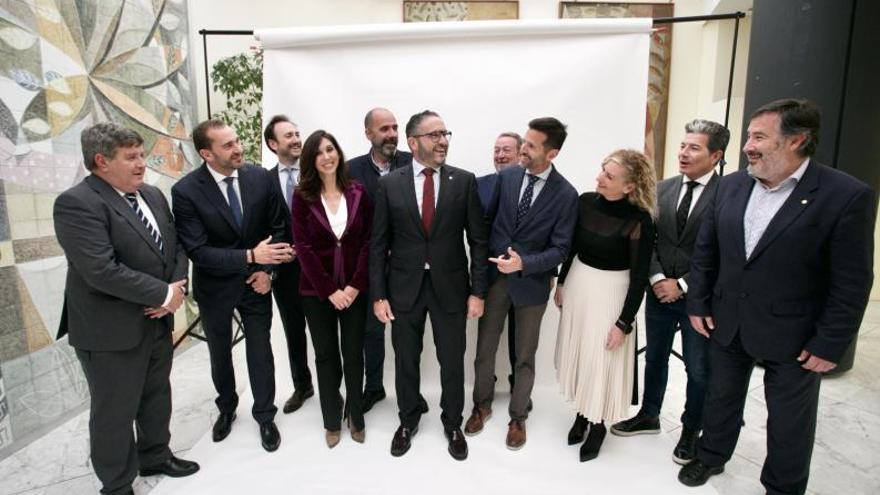 Miguel López Abad posa con los miembros del comité ejecutivo tras su reelección, ayer. | JUAN CARLOS CAVAL