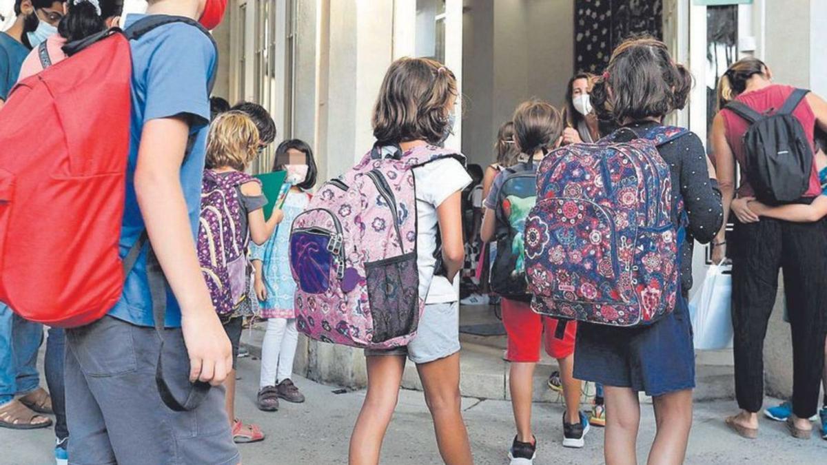 Nens anant a peu a l’escola, en una imatge d’arxiu.  | ANIOL RESCLOSA
