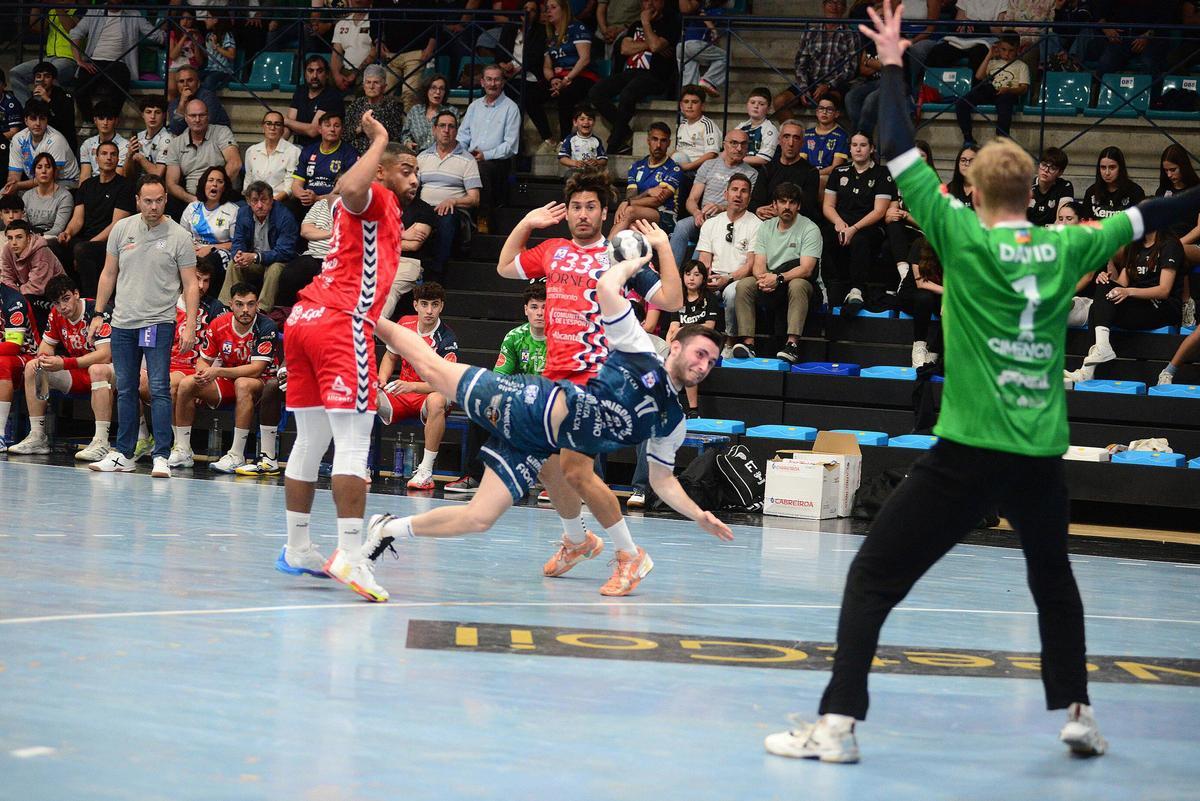 Manu Pérez hace un escorzo para lanzar en el partido entre el Cangas y el EON Alicante.