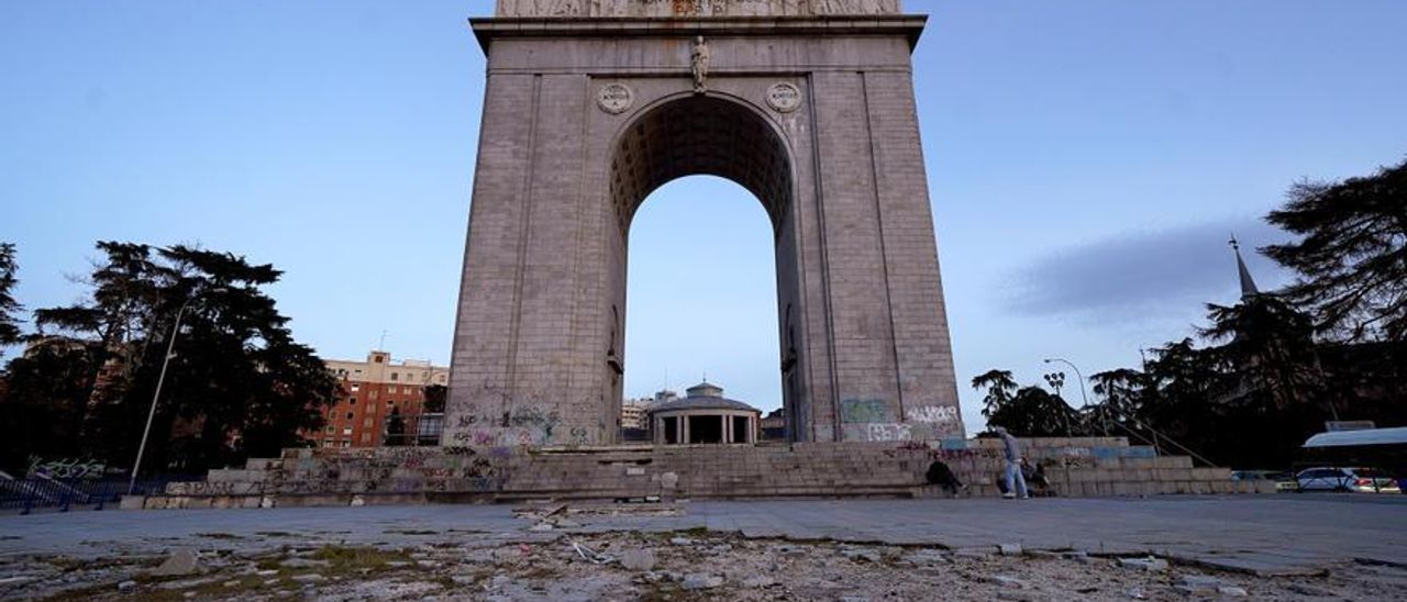 Arco de la Victoria de Madrid. A la entrada de la ciudad, recuerda el triunfo de Franco en la Guerra Civil y la reconstrucción de la Ciudad Universitaria previamente destruida por sus tropas.