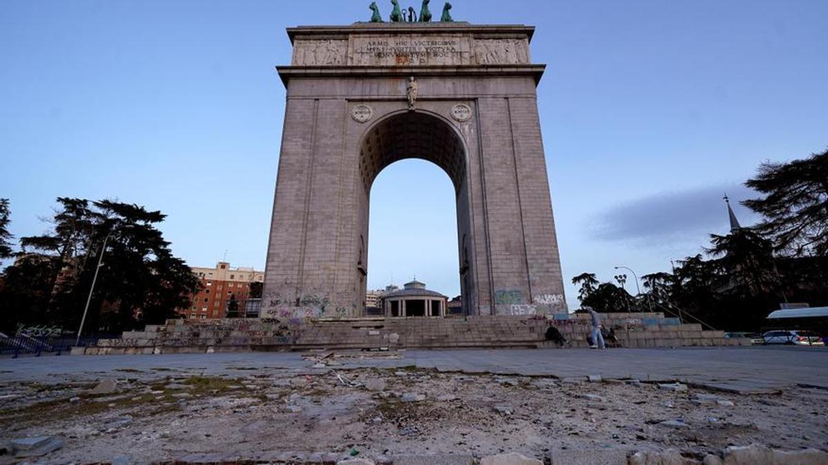 Arco de la Victoria de Madrid. A la entrada de la ciudad, recuerda el triunfo de Franco en la Guerra Civil y la reconstrucción de la Ciudad Universitaria previamente destruida por sus tropas.