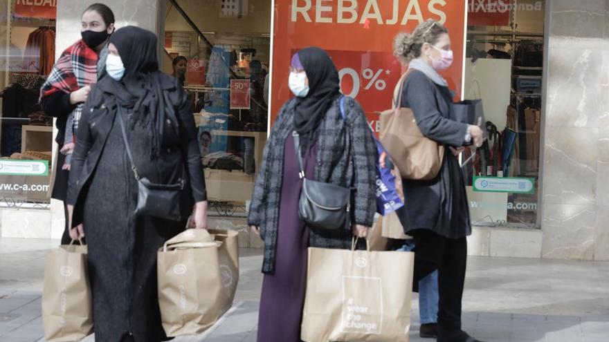 Largas retenciones en la autopista y colas de clientes por fiebre comercial antes de las nuevas restricciones