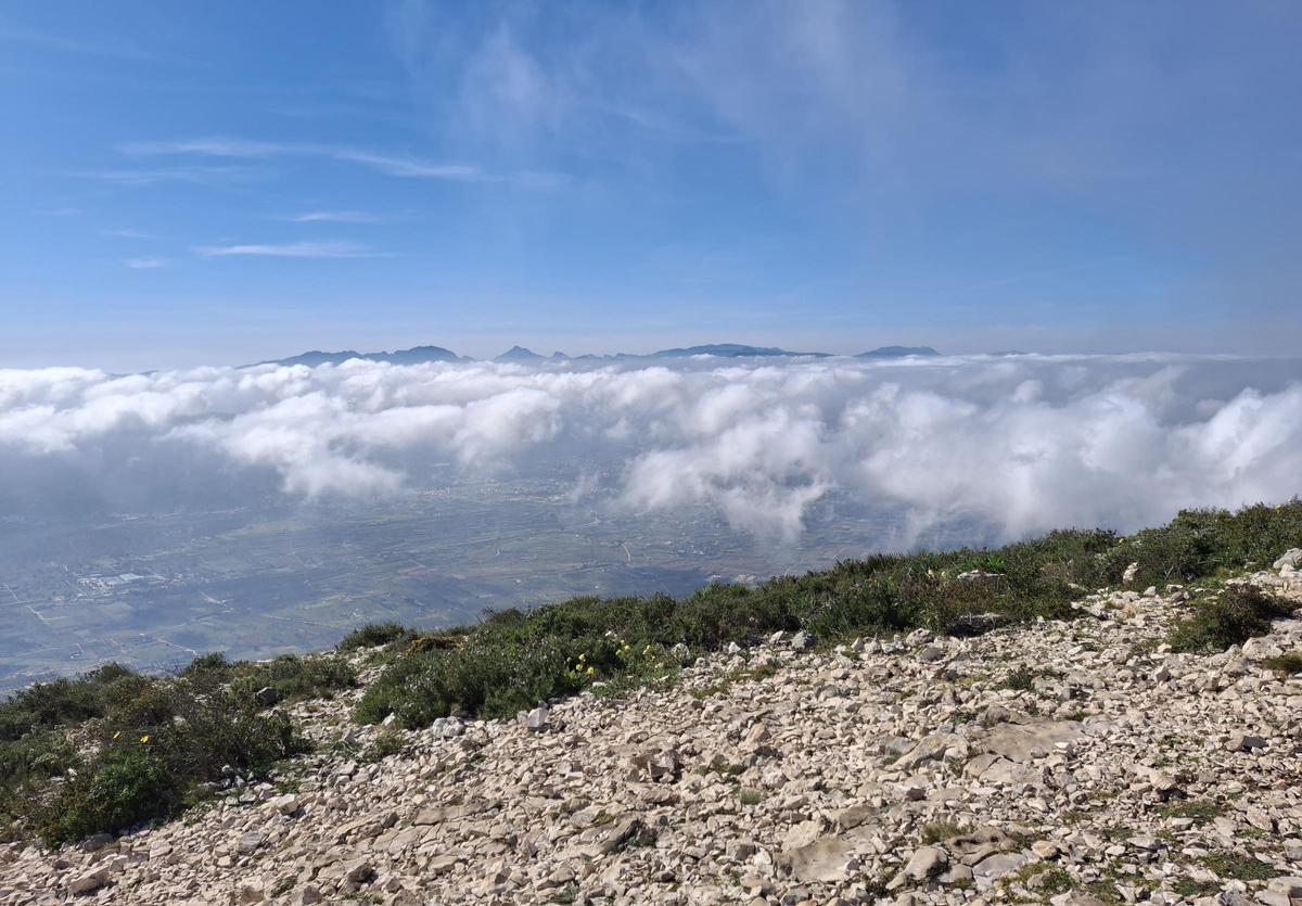 Un mar de nubes en el Montgó (imágenes)