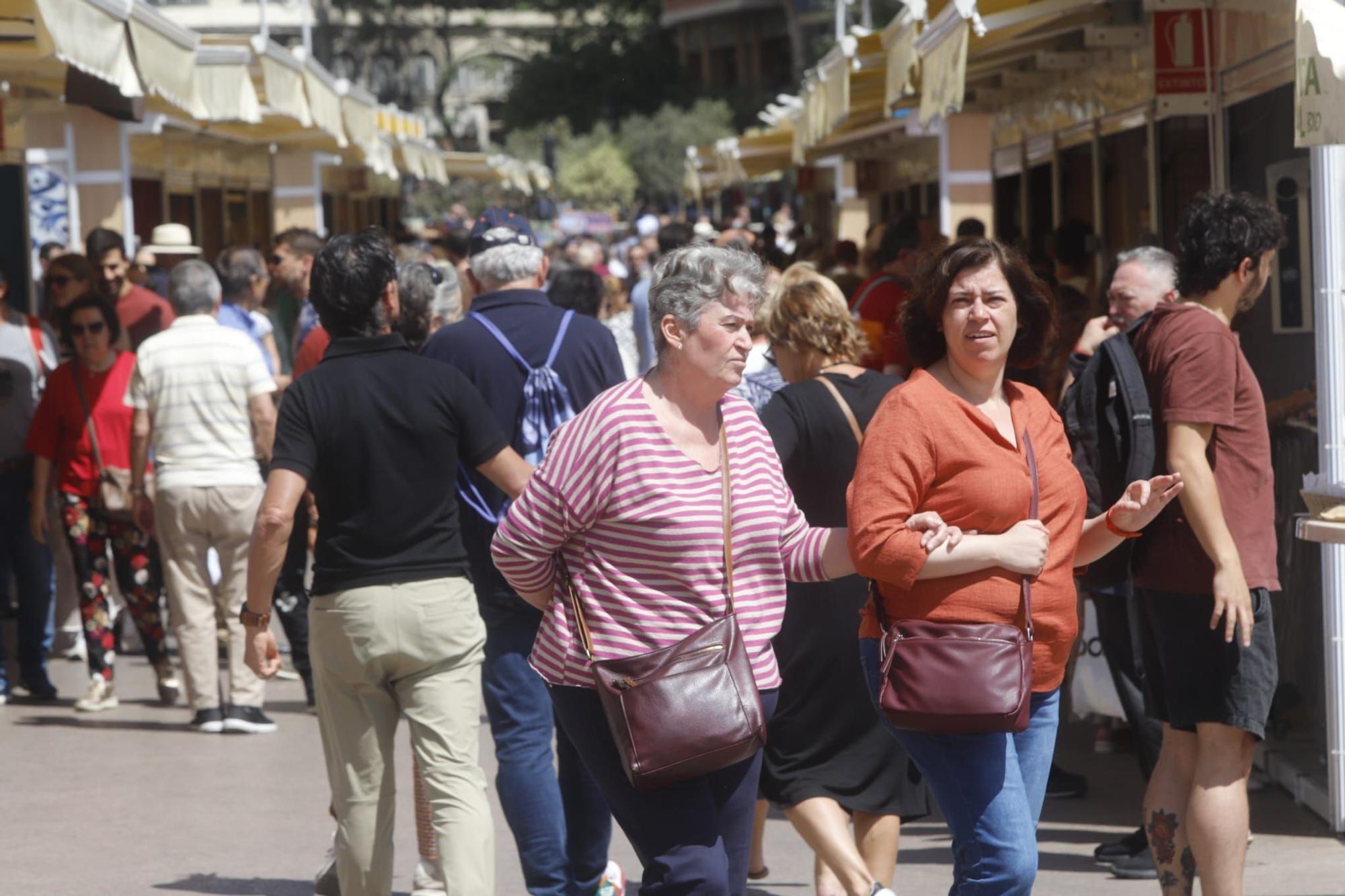 València a rebosar de gente en el fin de semana previo al puente del 1 de mayo