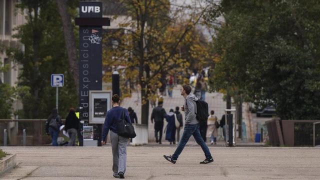 Estudiants als espais centrals del campus a la Universitat Autònoma de Barcelona. | ZOWY VOETEN