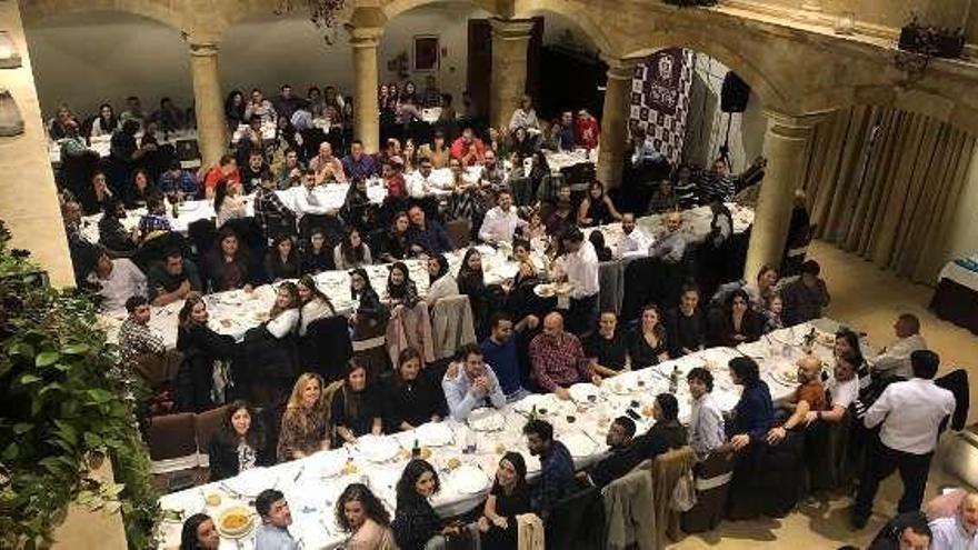 Los asistentes a la cena en el palacio de Merás.