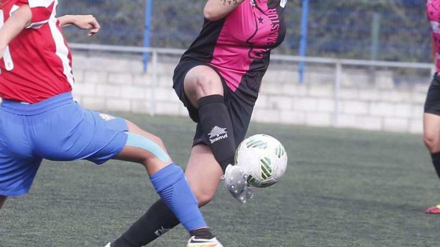 Una acción del encuentro entre el Femiastur y el Sporting.