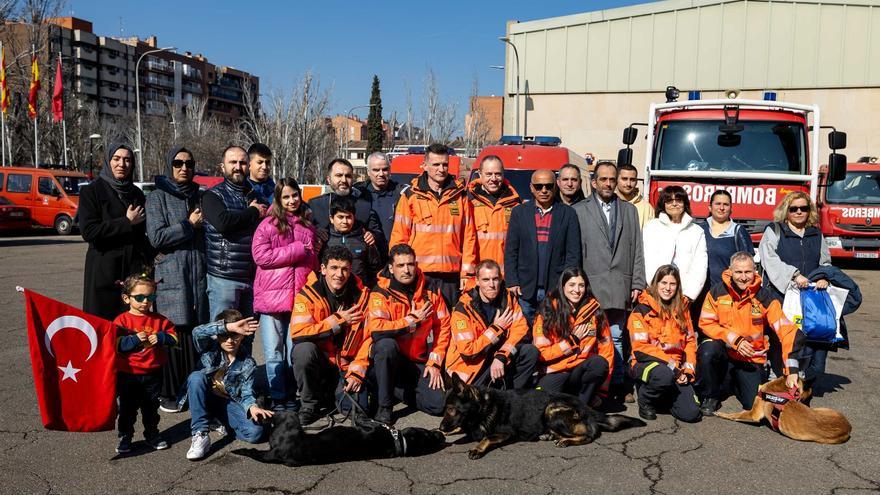 Residentes turcos en Zaragoza agradecen la labor de bomberos en el terremoto