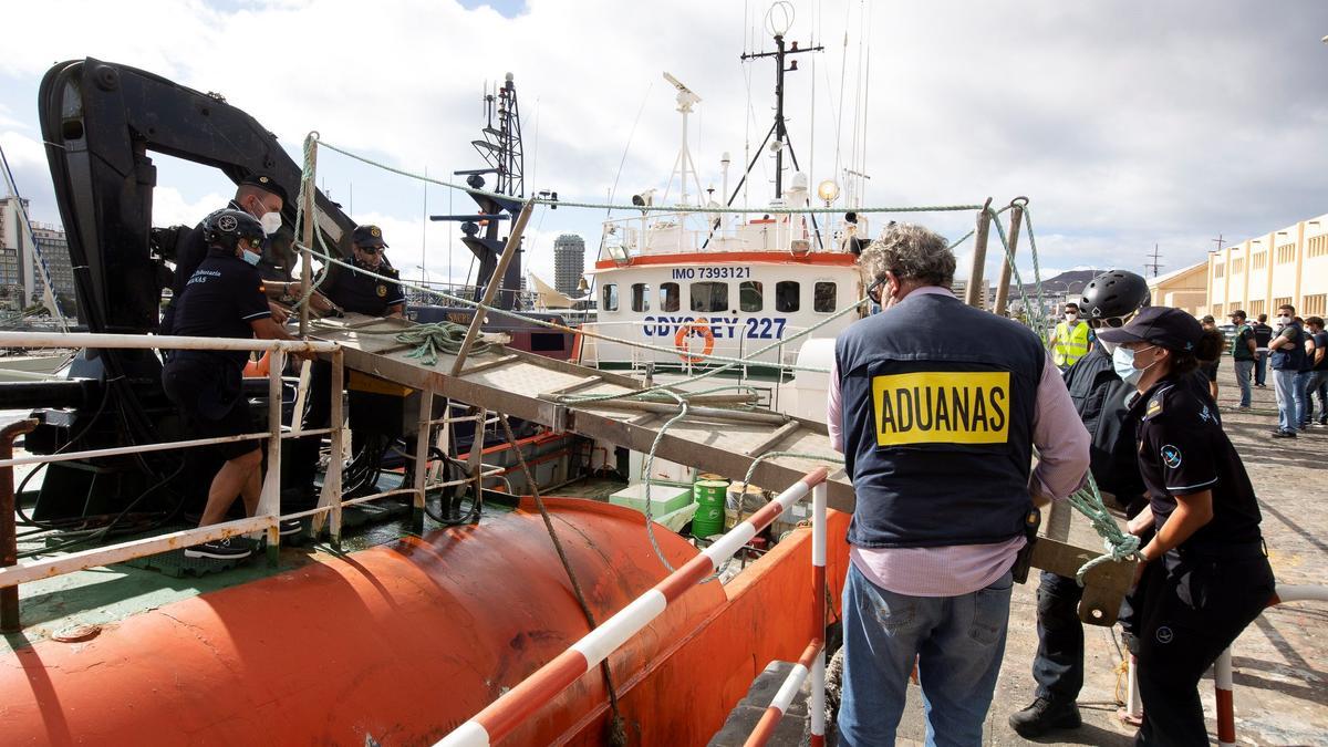 La Policía aduanera tras interceptar el barco.