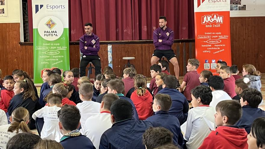 Marlon y Eloy Rojas, jugadores del Palma Futsal, comparten los valores del deporte en el colegio Nostra Senyora de la Consolació