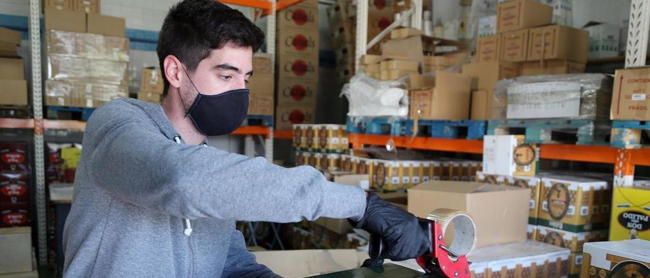 Un empleado de Bodegas Robles prepara un pedido de vino en la zona de expediciones de la firma montillana.