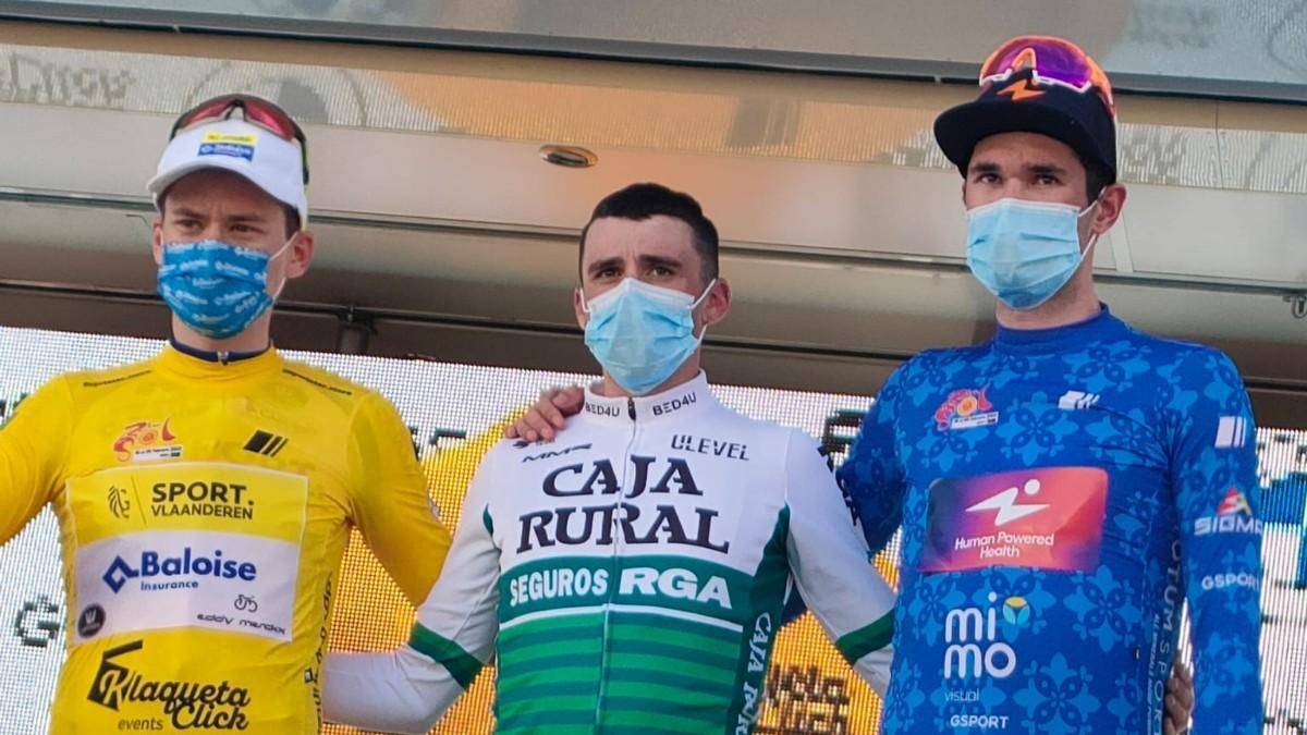 Rune Herregodts, izquierda, primer maillot amarillo en la Ruta del Sol