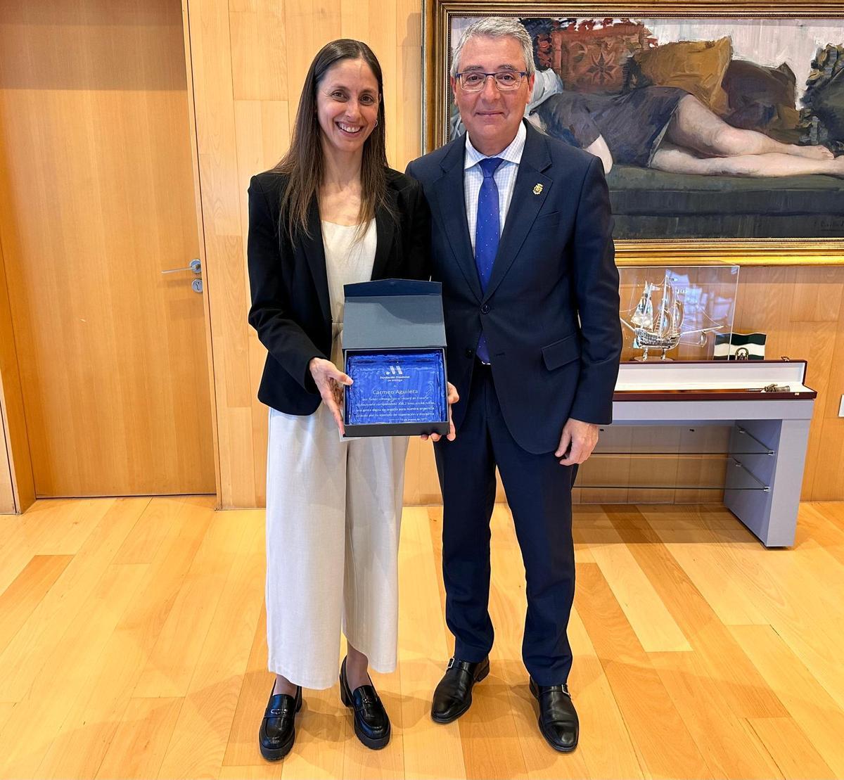 Carmen Aguilar y Francisco Salado posan con el reconocimiento de por batir el récord de España.