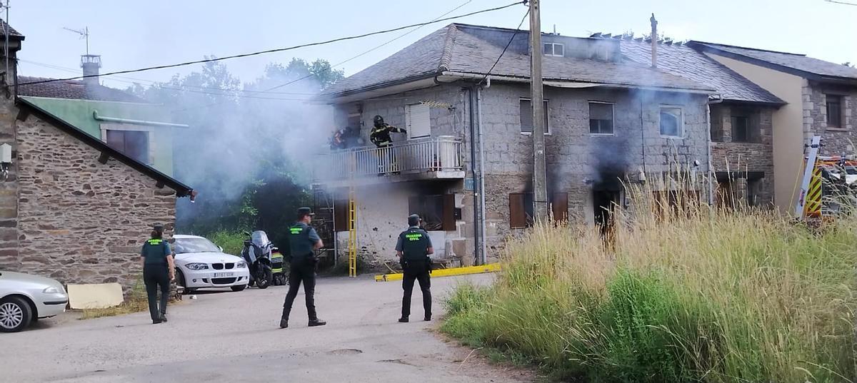 GALERÍA | Incendio en una vivienda de Barrio de Lomba