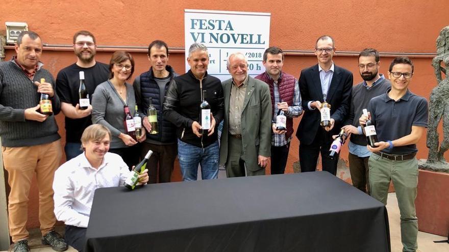 El director general de l&#039;INCAVI, Salvador Puig; el xef Nandu Jubany, ambaixador del vi novell 2018, i els representants dels vuit cellers catalans productors de vins novells en un moment de la presentació.