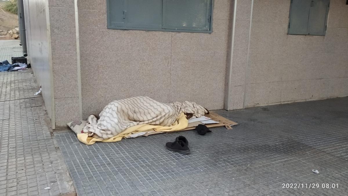 Un indigente duerme en una calle de La Palma-Palmilla a finales de noviembre.