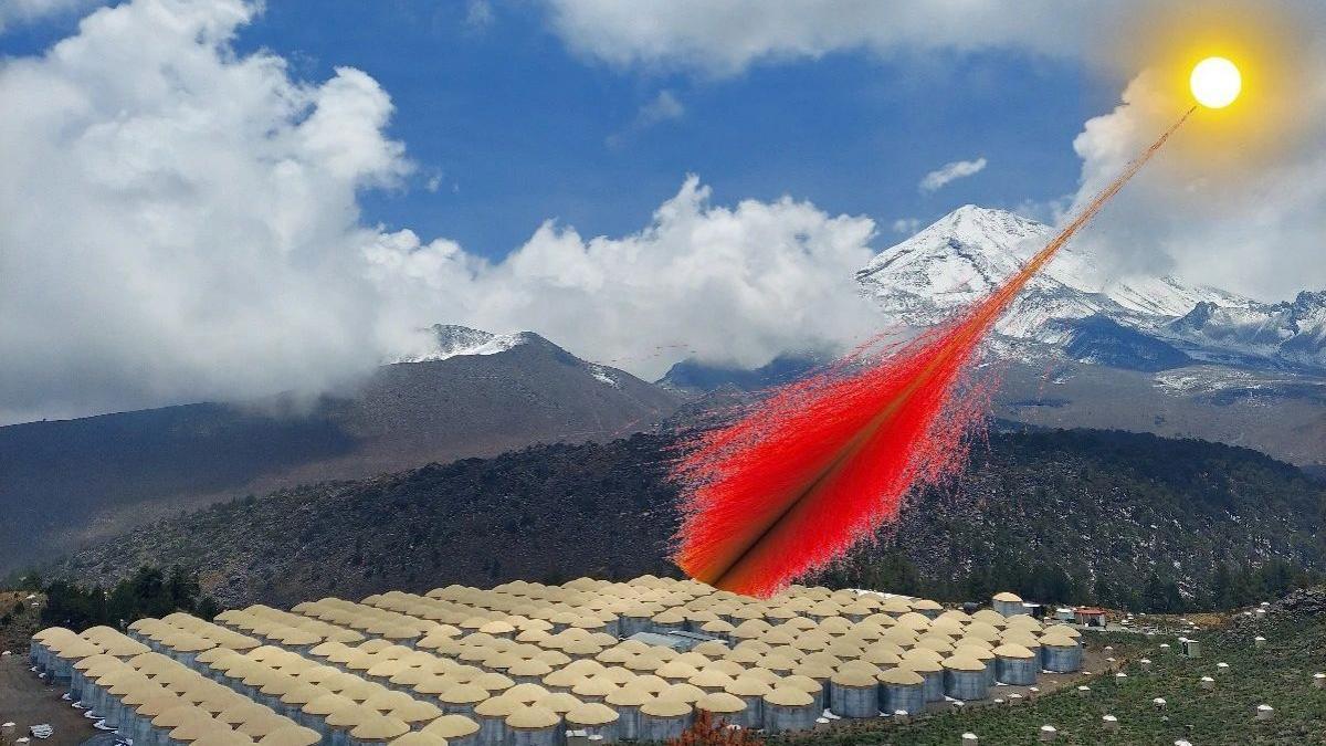 Una imagen compuesta muestra una fotografía del Observatorio Cherenkov de agua a gran altitud en México observando partículas, cuyas trayectorias se muestran como líneas rojas, generadas por rayos gamma de alta energía del Sol.