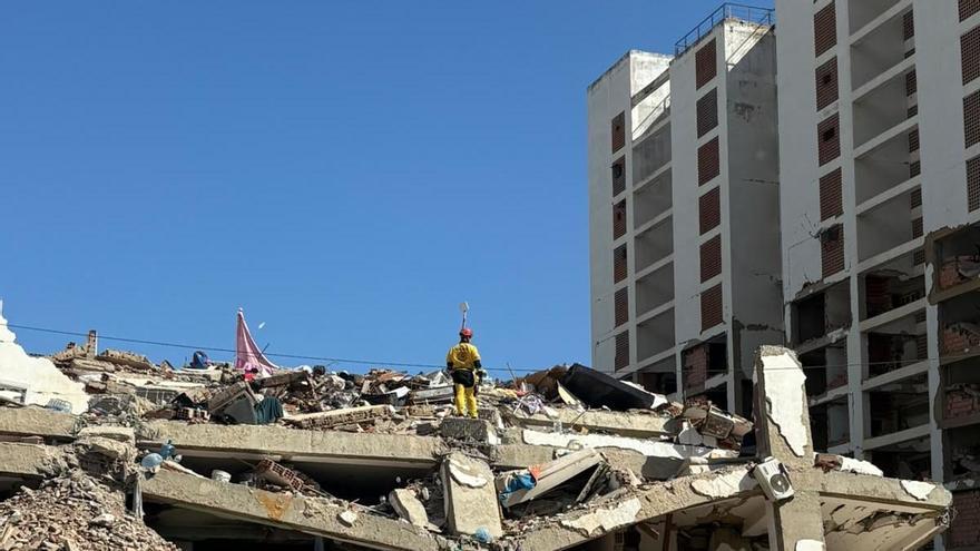 El equipo alicantino USAR 13 rastrea señales de vida bajo los escombros en Venezuela