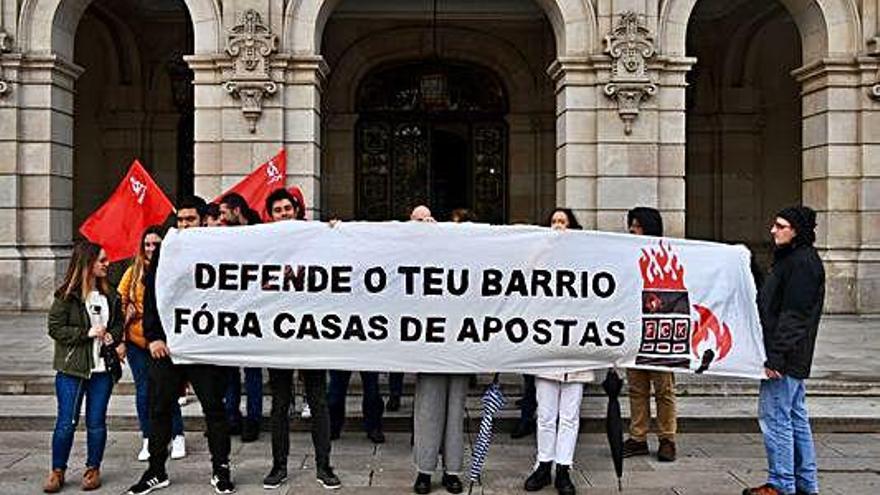 Representantes de la plataforma, ayer en María Pita.