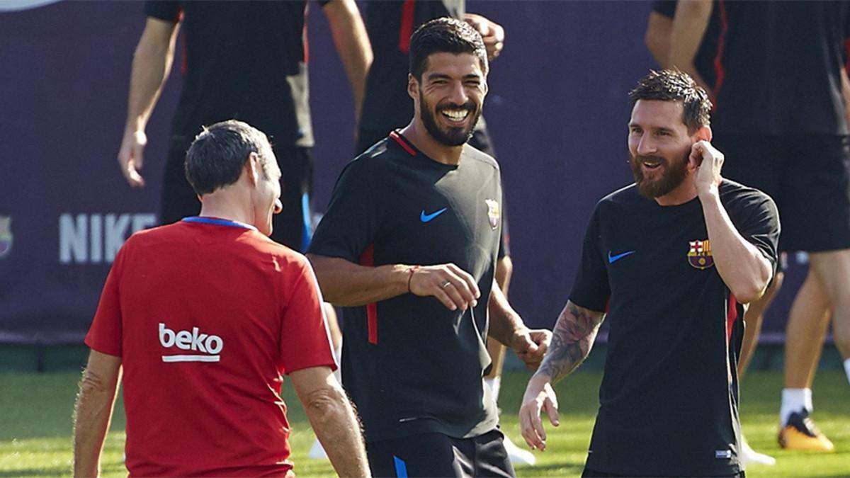 Valverde, con Leo Messi y Suárez en un entrenamiento