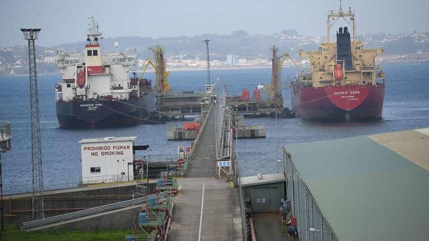 Dos barcos descargan en el muelle de San Diego.