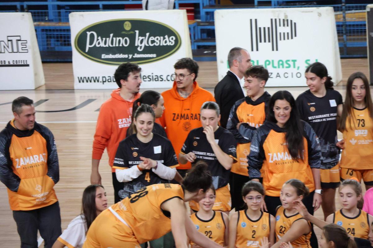 GALERÍA | El CD Zamarat presume de cantera  en un pabellón Ángel Nieto teñido de color naranja