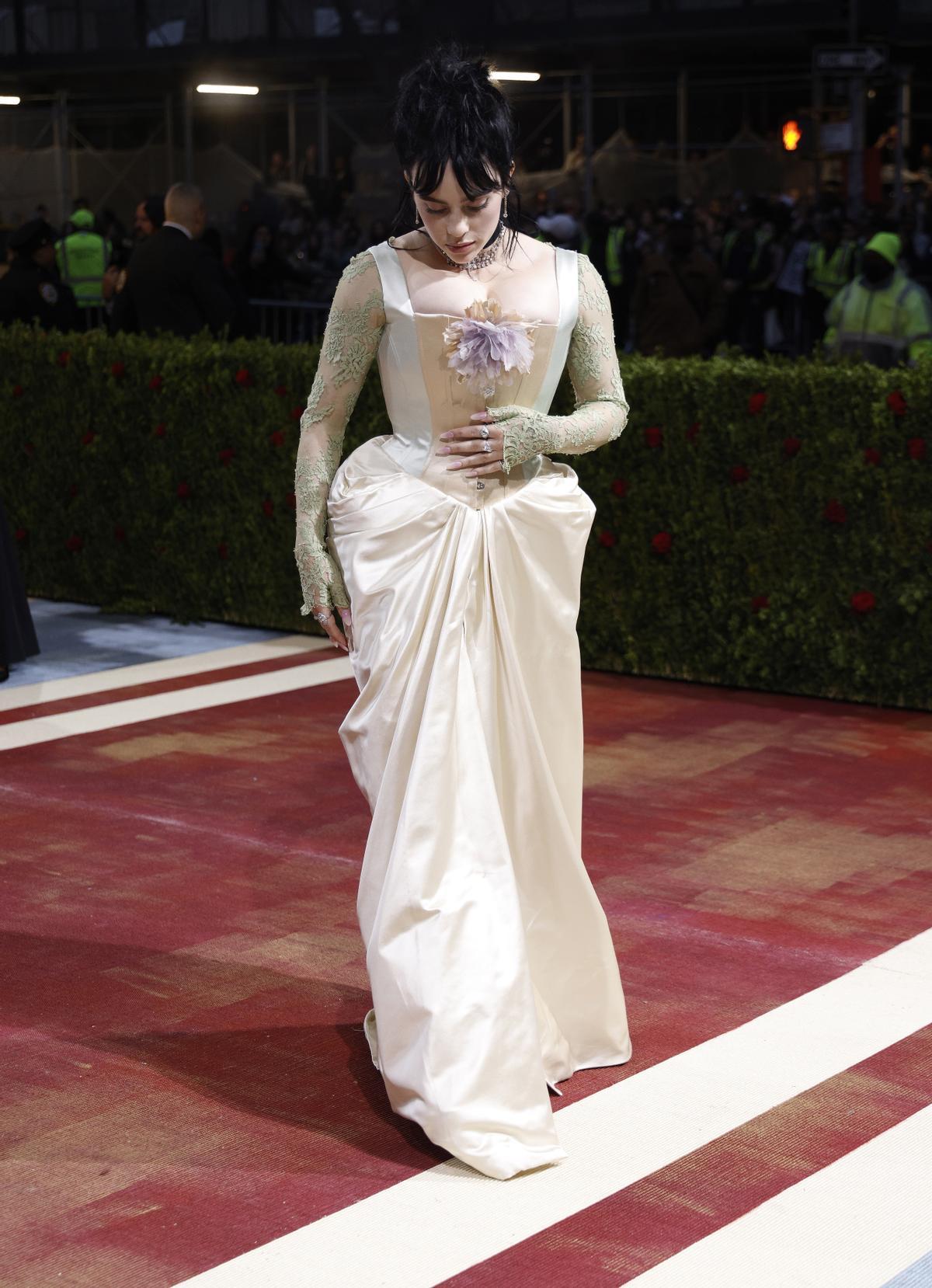 Billlie Eilish en la alfombra roja de la Met Gala 2002 de Nueva York.