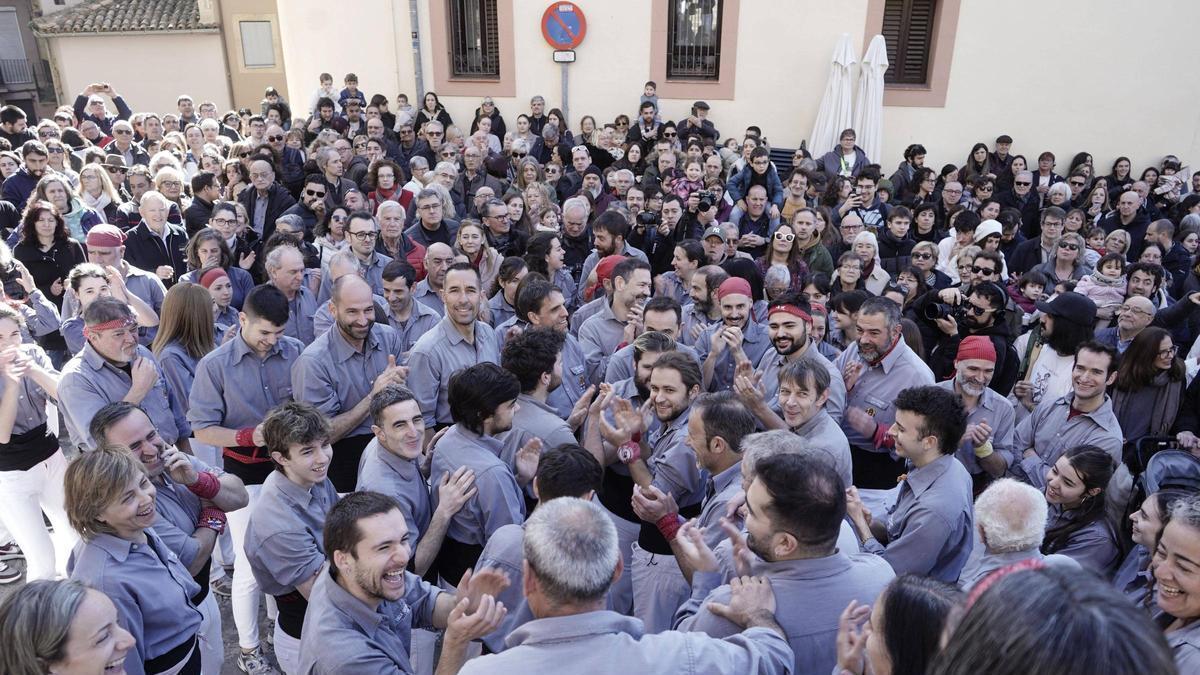 Els Tirallongues en la pujada i baixada del pilar de quatre a les escales del Carme per la Festa de la Llum
