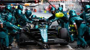 Alonso, durante un pit stop en Barcelona