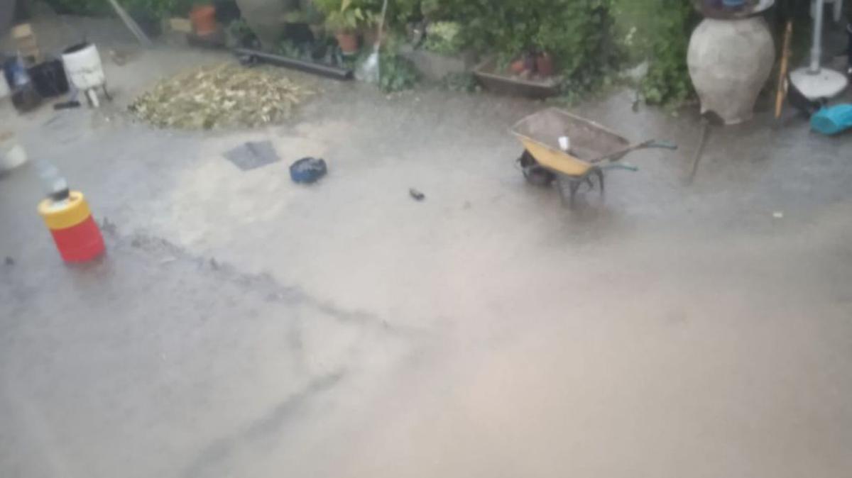 El patio de una casa, inundado. | Cedida
