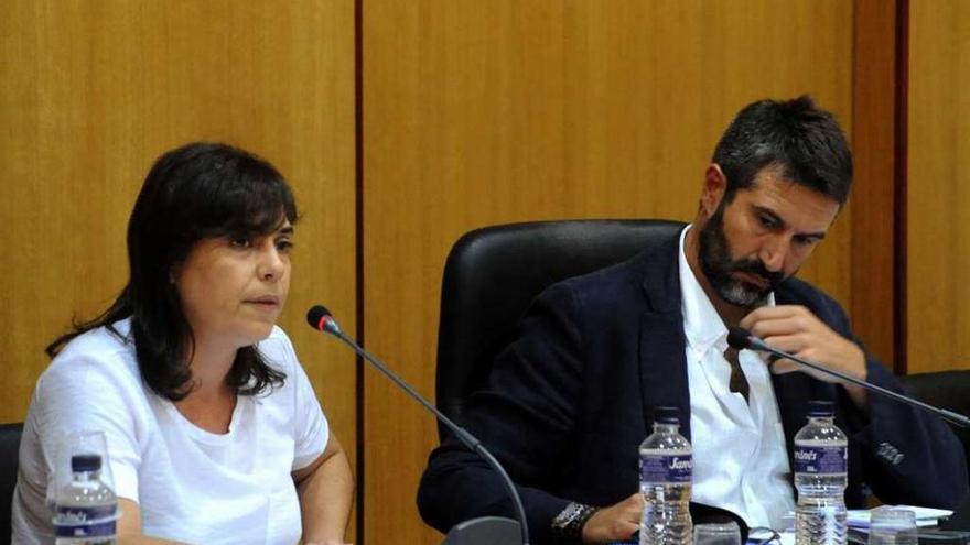 El alcalde Alberto Varela y Tania García, en el último pleno de la Corporación. // Iñaki Abella