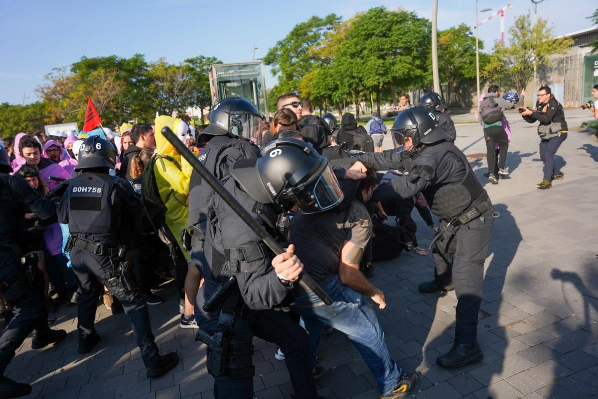 La feria inmobiliaria The District de Barcelona abre entre protestas de activistas