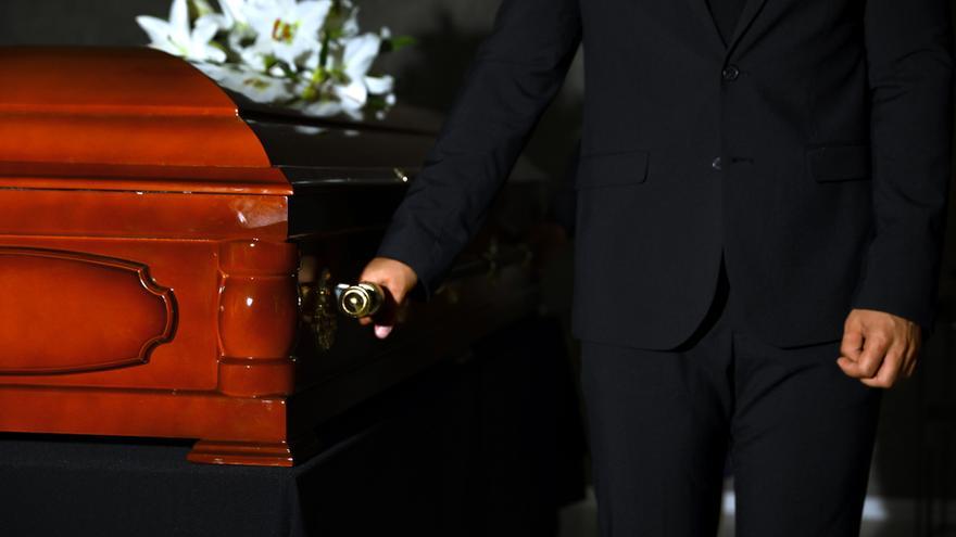 Se llevan el féretro de un funeral porque el cura se niega a oficiar la misa en castellano