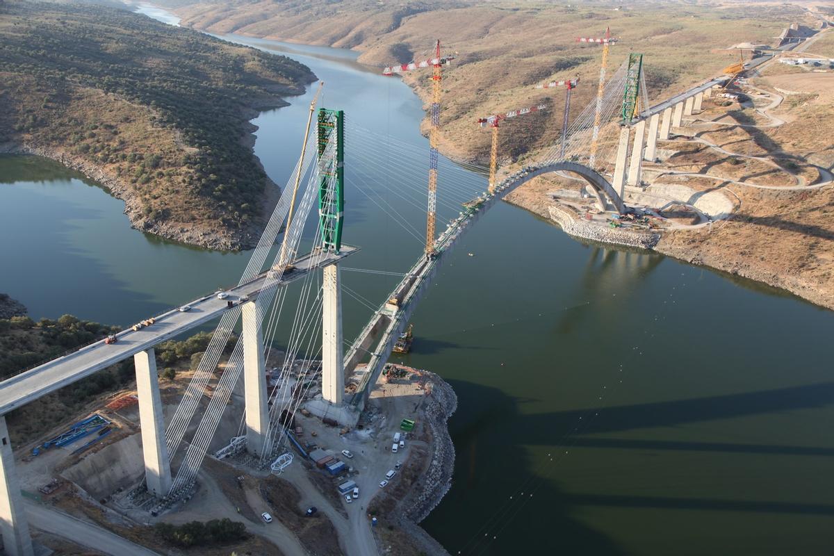 Construcción del viaducto del Almonte.