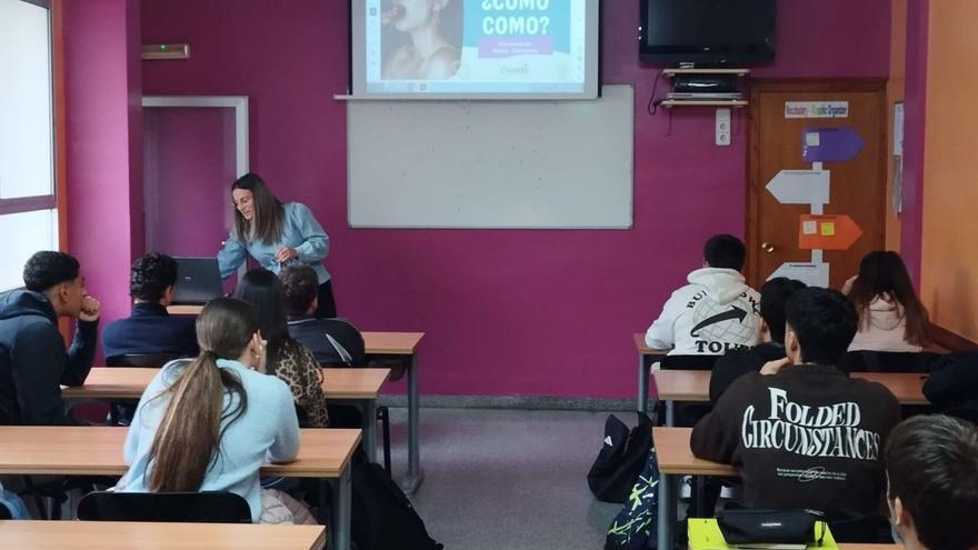 La nutricionista impartió tres sesiones en el Centro de Formación Alaún de Alagón.