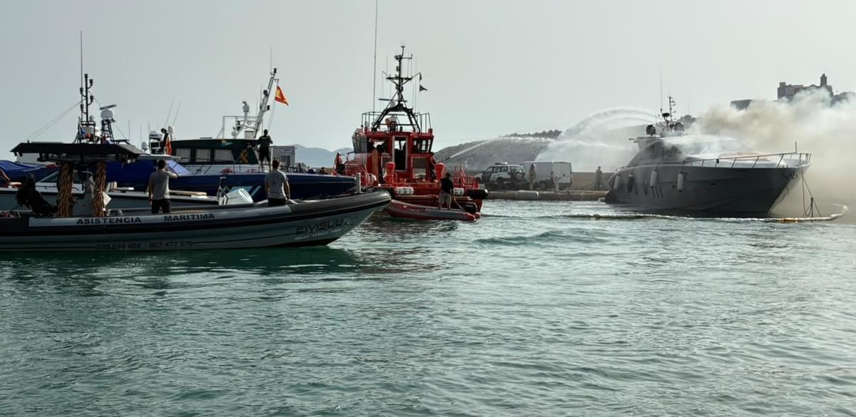 Arde un yate amarrado en el puerto deportivo Botafoc Ibiza