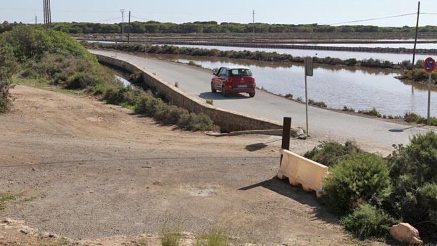 Explanada situada en la entrada hacia la zona de sa Revista donde se construirá una rotonda y se limitará el paso a la playa.