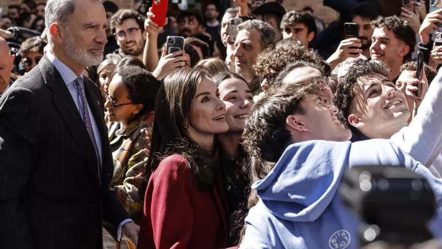 Los reyes muestran su apoyo al tejido empresarial y las ONG de la dana en un clima de máxima tensión sobre el futuro de Mazón