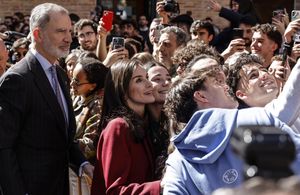 Los reyes, recibidos en Valencia con aplausos y vítores en una nueva visita tras la DANA