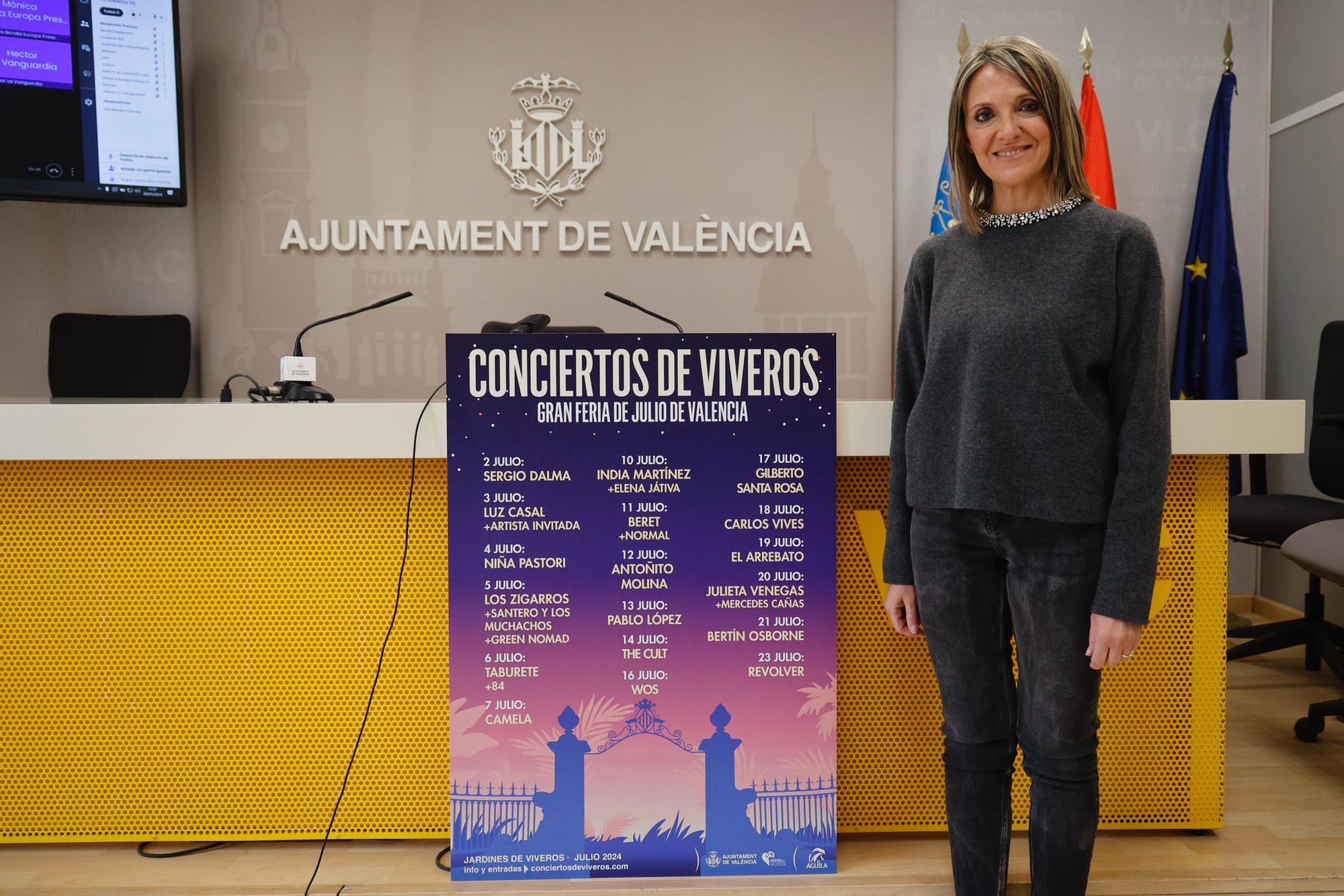 La concejala de València, Mónica Gil, con el cartel de los conciertos.