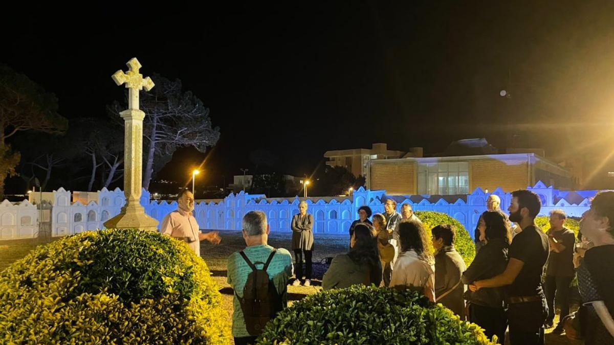 Els participants a la primera visita guiada nocturna al Cementiri Mariner