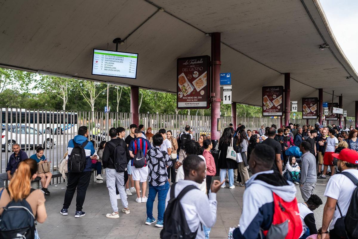 Pasajeros en el exterior de la estación de Fabra i Puig buscan alternativa de transporte tras el robo de cobre que ha paralizado Rodalies