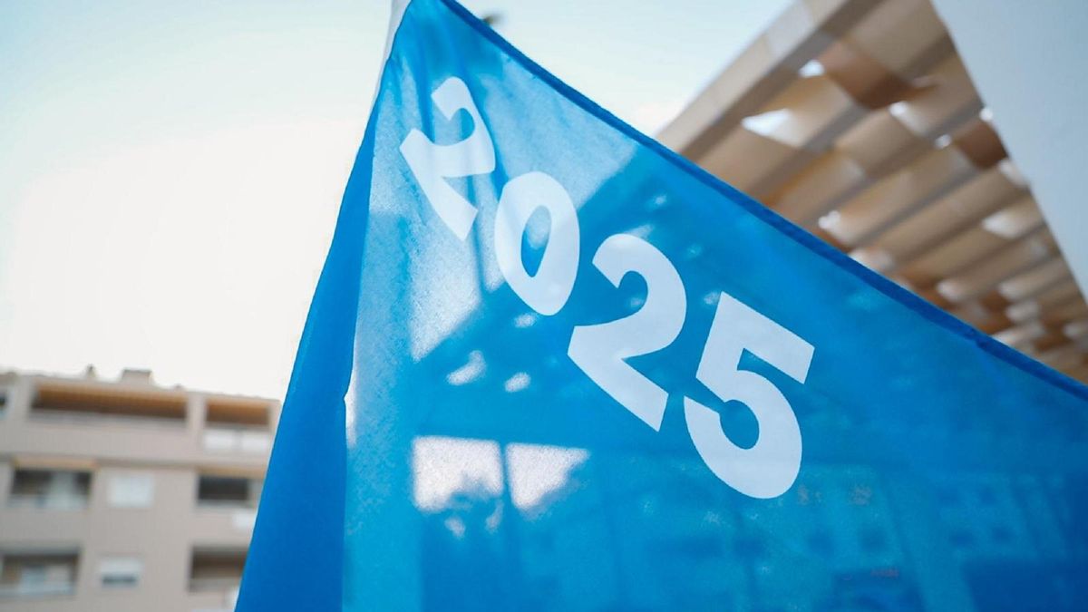 Torremolinos ha izado la bandera azul en todas sus playas, por primera vez en su historia.