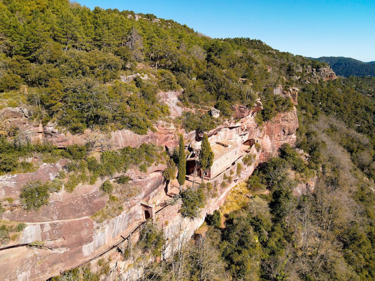 El pueblo rojo de Tarragona con una ermita sobre una cueva