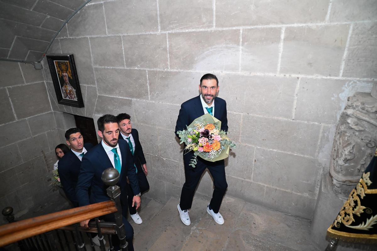 Rafa Mir, ante el confesionario durante la ofrenda a la Patrona