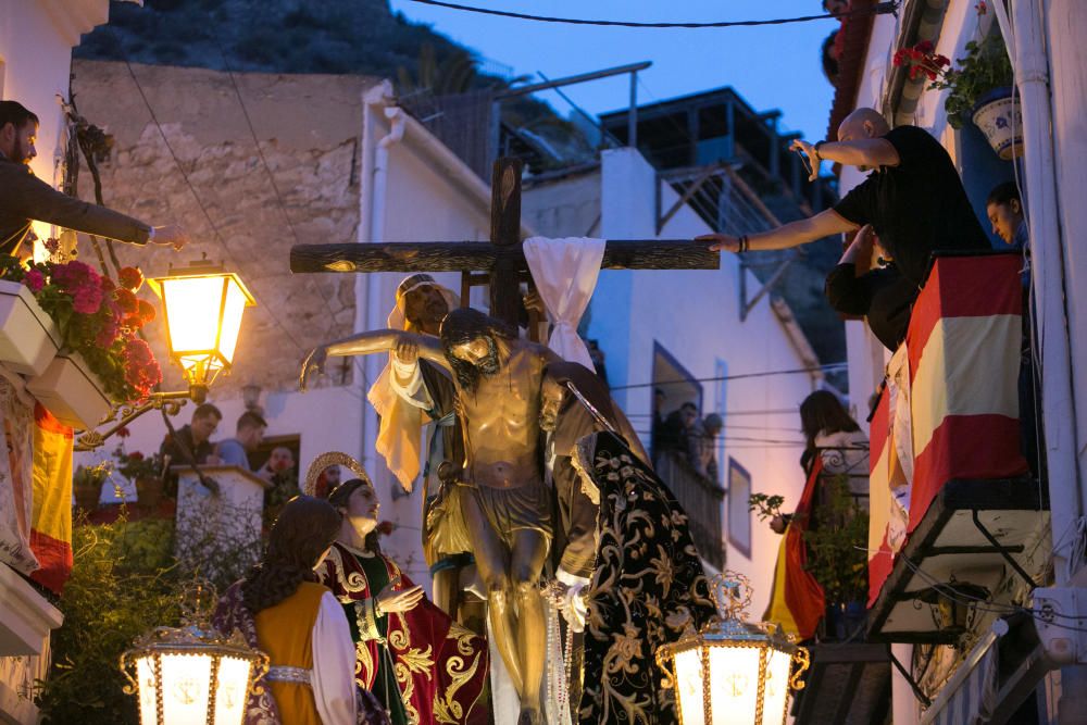 Miles de personas sienten la Semana Santa de cerca en el espectacular descenso por el Casco Antiguo