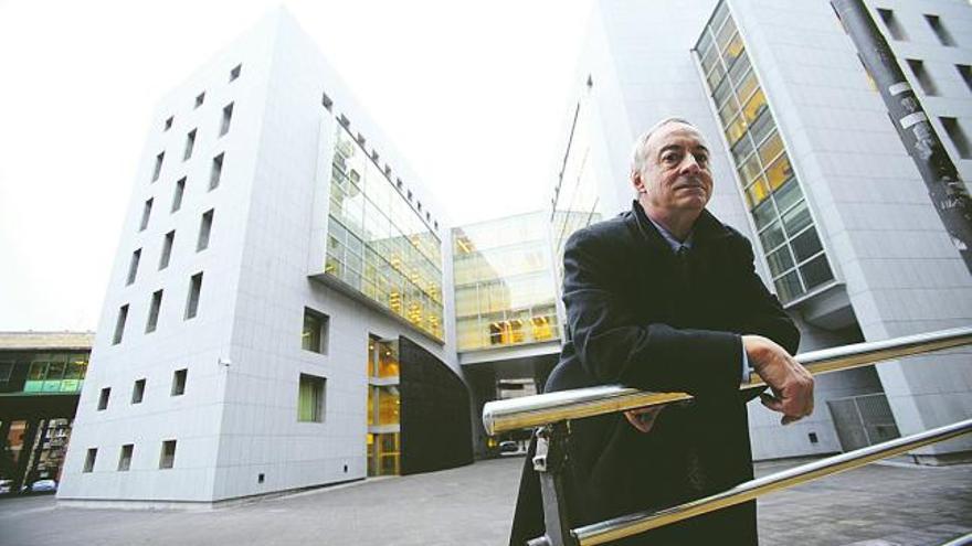 El arquitecto Francisco Pol, ante el Palacio de Justicia de Llamaquique.