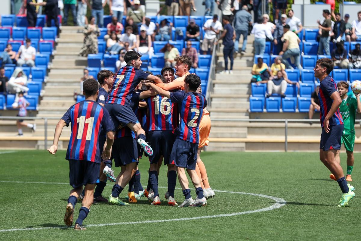 ¡Euforia absoluta! Así ha celebrado el Juvenil 'A' el título de Liga